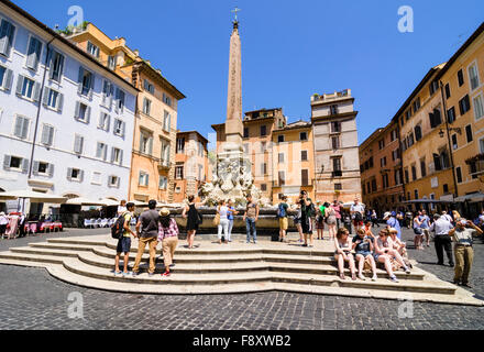 Touristen im Fontana del Pantheon in Piazza della Rotonda, Rom, Italien Stockfoto