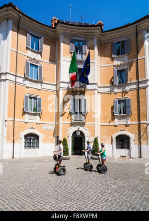 Touristen auf einer Segway-Tour in Piazza di Sant Ignazio, Rom, Italien Stockfoto