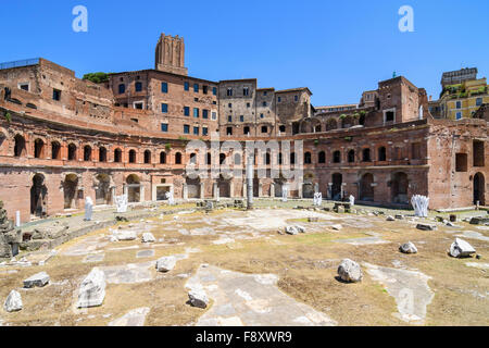 Zeitgenössische Kunstwerke, überragt von Trajans Markt an Trajan Forum, Rom, Italien Stockfoto