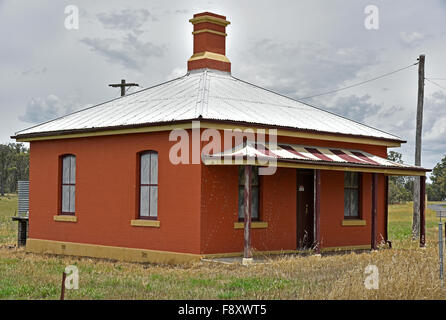 Der alte Pförtner Cottage an der Gerste Felder Straße Bahnübergang auf der Northern Line in der Nähe von Armidale. Stockfoto