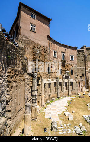 Zeitgenössische Kunstwerke, überragt von Trajans Markt an Trajan Forum, Rom, Italien Stockfoto