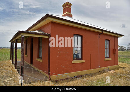 Der alte Pförtner Cottage an der Gerste Felder Straße Bahnübergang auf der Northern Line in der Nähe von Armidale. Stockfoto