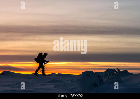 Skifahren in den Sonnenuntergang Stockfoto