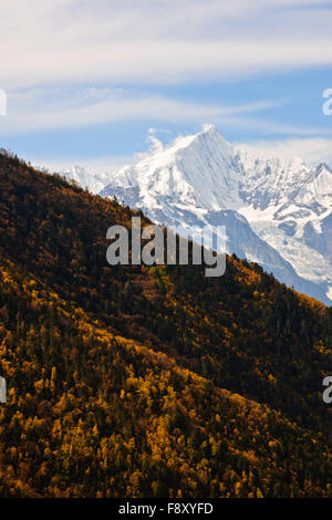 Bergketten, bewaldeten Hügeln, Tälern, Flüssen, tibetischen autonomen Präfektur, China, Yunnan, VR China, Volksrepublik China Stockfoto
