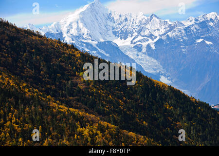 Bergketten, bewaldeten Hügeln, Tälern, Flüssen, tibetischen autonomen Präfektur, China, Yunnan, VR China, Volksrepublik China Stockfoto