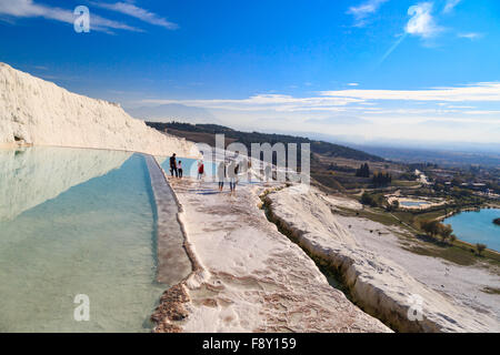 PAMUKKALE, Türkei - 16. November 2015: Menschen zu Fuß auf Travertin Pools und Terrassen in Pamukkale. Pamukkale ist eine berühmte histo Stockfoto