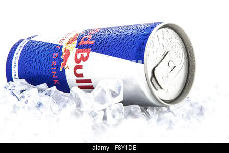 Dose Red Bull Energy Drink auf Eis auf einem weißen Hintergrund Stockfoto