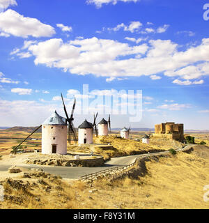 Cervantes Don Quixote Windmühlen und Consuegra Burg. Kastilien-La Mancha, Spanien, Europa Stockfoto