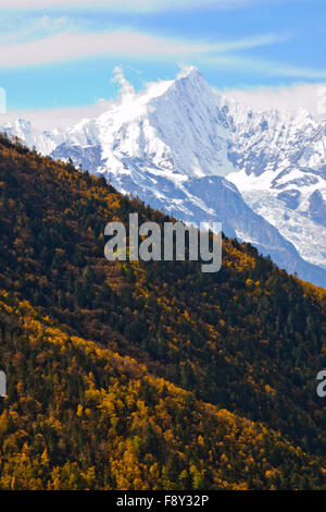 Bergketten, bewaldeten Hügeln, Tälern, Flüssen, tibetischen autonomen Präfektur, China, Yunnan, VR China, Volksrepublik China Stockfoto