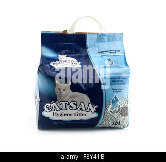 CATSAN Hygiene Streu auf weißem Hintergrund Stockfoto