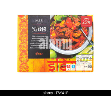Marks &amp; Spencer Chicken Jalfrezi Curry, indische Take Away Curry auf weißem Hintergrund Stockfoto