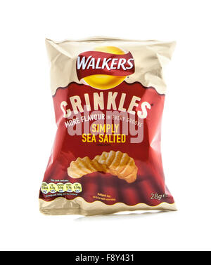 Tasche von Wanderer Sehqualität einfach Meer gesalzene Chips isoliert auf einem weißen Hintergrund. Wanderer ist ein britischer Snack Lebensmittelhersteller Stockfoto