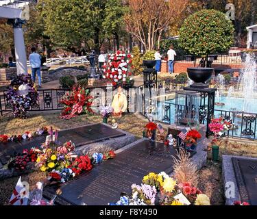 Elvis Presleys Grab im Garten Erinnerung in Graceland, der Heimat von Elvis Presley, Memphis, Tennessee, USA Stockfoto