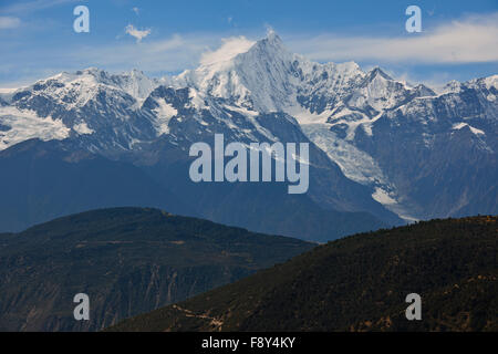 Bergketten, bewaldeten Hügeln, Tälern, Flüssen, tibetischen autonomen Präfektur, China, Yunnan, VR China, Volksrepublik China Stockfoto