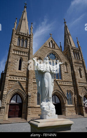 Statue von Christus vor der St. Josephs katholische Kathedrale Cnr William und Weststraßen, Rockhampton, Queensland, Australien Stockfoto