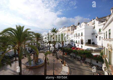 Erhöhten Blick auf den Brunnen auf dem Marktplatz mit dem Rathaus auf der rechten Seite, Vejer De La Frontera, Spanien. Stockfoto