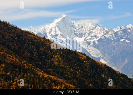 Bergketten, bewaldeten Hügeln, Tälern, Flüssen, tibetischen autonomen Präfektur, China, Yunnan, VR China, Volksrepublik China Stockfoto