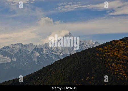 Bergketten, bewaldeten Hügeln, Tälern, Flüssen, tibetischen autonomen Präfektur, China, Yunnan, VR China, Volksrepublik China Stockfoto