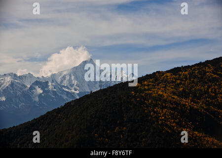 Bergketten, bewaldeten Hügeln, Tälern, Flüssen, tibetischen autonomen Präfektur, China, Yunnan, VR China, Volksrepublik China Stockfoto