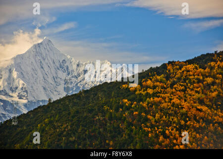 Bergketten, bewaldeten Hügeln, Tälern, Flüssen, tibetischen autonomen Präfektur, China, Yunnan, VR China, Volksrepublik China Stockfoto