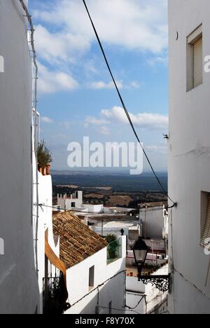 Zeigen Sie zwischen Stadthäuser über Dächer auf dem Lande, Vejer De La Frontera, Costa De La Luz, Provinz Cadiz, Spanien an. Stockfoto