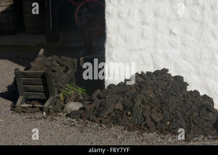 EIRE; CO. KERRY. GLENBEIGH. REKONSTRUIERTES MOOR DORF;   TORF-STORE (EIR 80) Stockfoto