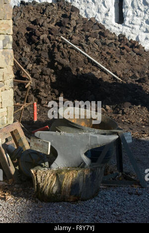 EIRE; CO. KERRY. GLENBEIGH; REKONSTRUIERTES MOOR DORF.  TORF-STORE UND AMBOSS SCHMIEDE HÜTTE (EIR 59) Stockfoto