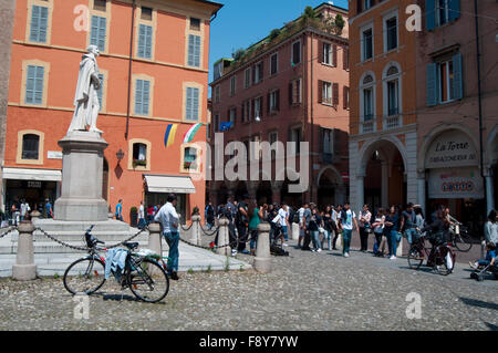 Italien, Emilia Romagna, Modena, Piazza Della Torre, Alessandro Tassoni Denkmal Stockfoto