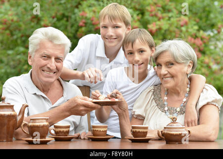 Familie Teetrinken im Garten Stockfoto