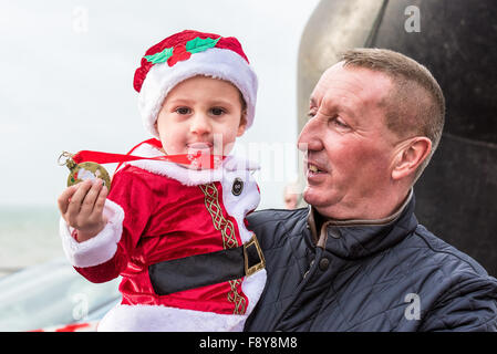 Brighton, East Sussex, UK. 12. Dezember 2015. Santa Dash Brighton Christmas Fun Run auf Hove Promenade. Bildnachweis: Julia Claxton/Alamy Live News Stockfoto