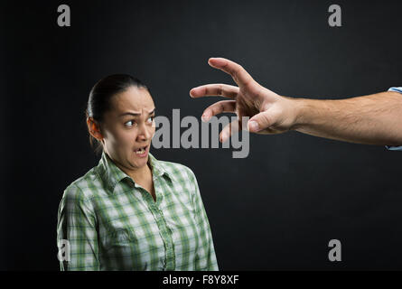 Verängstigte junge Frau Stockfoto