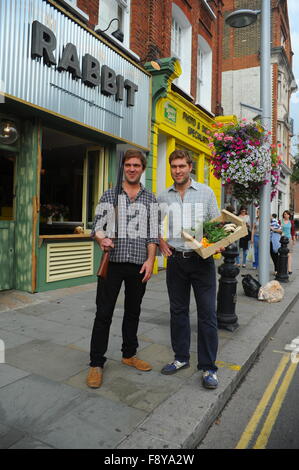 London, UK, 19. September 2014, Richard Gladwin, 31, Mitinhaber des "wilden" Foodrestaurant Kaninchen in der Kings Road, Chelsea, wurde in den frühen Morgenstunden des Freitag Vormittag am 28. August 2015 durch bewaffnete Polizei verhaftet nach Berichten von ihm "in einer schießenden Haltung zeigt die Schrotflinte auf einen Taxifahrer". Richard, dunkle Karohemd mit seinem Bruder Oliver, Koch, in der Licht-Check Shirt. Stockfoto