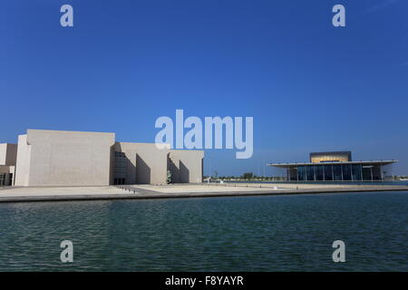 Das Nationalmuseum von Bahrain mit dem Nationaltheater in den Hintergrund, Manama, Königreich von Bahrain Stockfoto