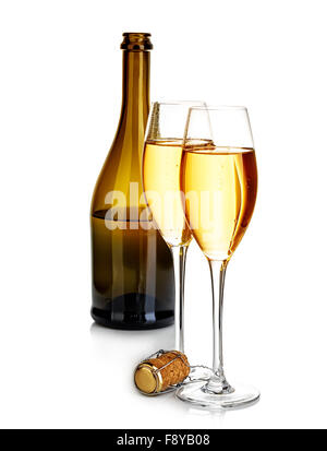 Zwei elegante Gläser Champagner auf der braunen Flaschen Nahaufnahme isoliert auf weißem Hintergrund. Festlichen Stillleben. Stockfoto