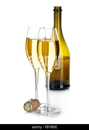Zwei Gläser Champagner auf der braunen Flaschen Nahaufnahme isoliert auf weißem Hintergrund. Festlichen Stillleben. Stockfoto