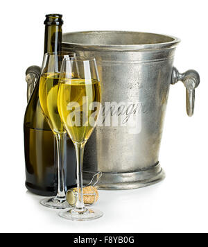 Sektflasche mit Eimer Eis und Gläser Champagner, isoliert auf weiss. Stockfoto