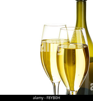 Zwei Gläser Champagner auf der braunen Flaschen Nahaufnahme isoliert auf weißem Hintergrund. Festlichen Stillleben. Stockfoto