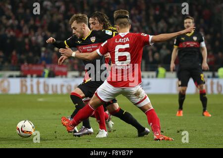 Der Mainzer Danny Latza (vorne), Julian Baumgartlinger (hinten) und der Stuttgarter Alexandru Maxim (C) in Aktion während der Bundesliga Fußball Spiel 1. FSV Mainz 05 Vs VfB Stuttgart in Mainz, Deutschland, 11. Dezember 2015. Foto: Fredrik von Erichsen/dpa Stockfoto