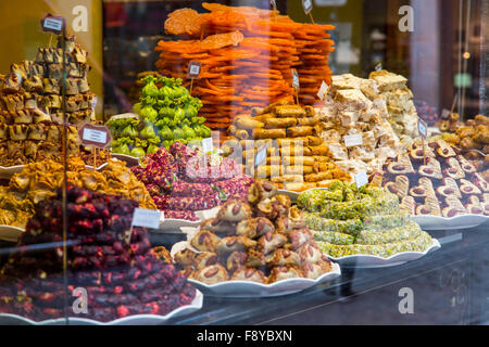 Schaufenster der eine Konditorei mit verschiedenen Süßigkeiten, Brüssel, Belgien Stockfoto