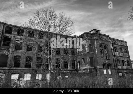 Zerstörten alten Textilfabrik in schwarz und weiß, B&W. Stockfoto