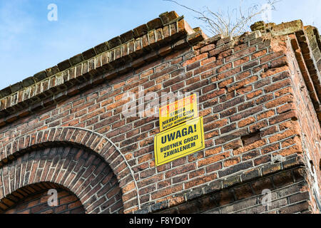 Zerstörten alten Textilfabrik mit Warnung zu unterzeichnen, in Polen, Lodz, Polen Stockfoto