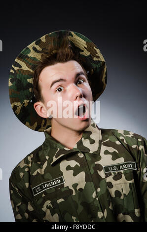 Lustige Soldat im militärischen Konzept Stockfoto