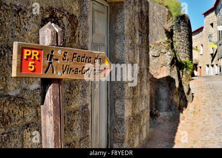 Portugal: Hölzerne Signal von der trekking-Route PR 5 in historischen Dorf Monsanto Stockfoto