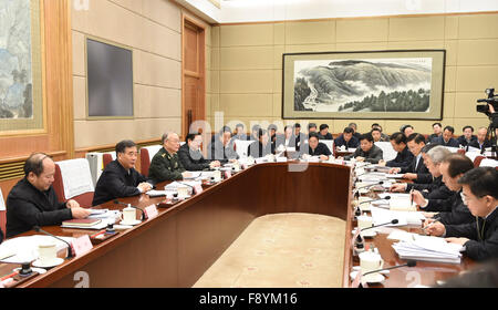 Peking, China. 11. Dezember 2015. Chinesische Vize Premier Wang Yang, der auch Leiter der führende Gruppe für Armutsbekämpfung und Entwicklung unter den Staatsrat, besucht die 8. Plenarsitzung der Spitzengruppe in Peking, Hauptstadt von China, 11. Dezember 2015. © Xie Huanchi/Xinhua/Alamy Live-Nachrichten Stockfoto