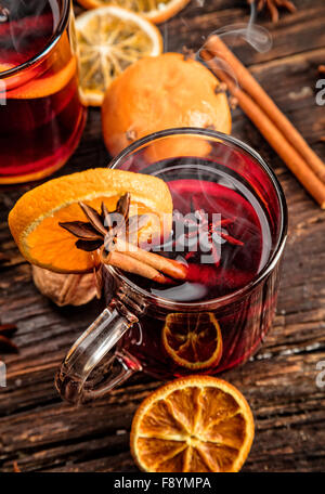 Glühwein mit würzigen und süßen Getränke Stockfoto