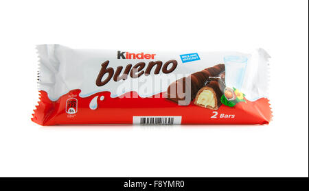 Kinder Bueno Schokolade Milch und Haselnuss-Bar auf einem weißen Hintergrund Stockfoto