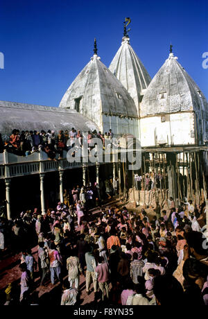 Große Zahl von Menschen versammelten sich in Nandgaon bestreuen farbige Wasser und Pulver während Holi Festival, Mathura Uttar Pradesh, Indien Stockfoto