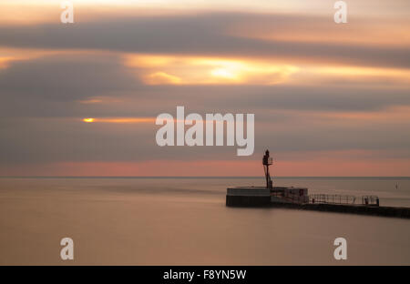 Langzeitbelichtung des Sonnenaufgangs über Looe Banjo Pier in East Cornwall Stockfoto