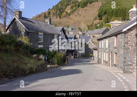 Ein Blick auf Corris Dorf Hauptstraße mit schwarzen und weißen halbe Fachwerkhaus Corris Instittute unter dem kleinen Dorf beherbergt. Stockfoto