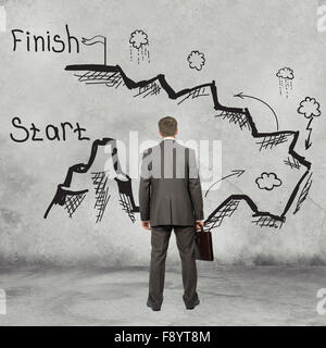 Geschäftsmann vor Wand Stockfoto